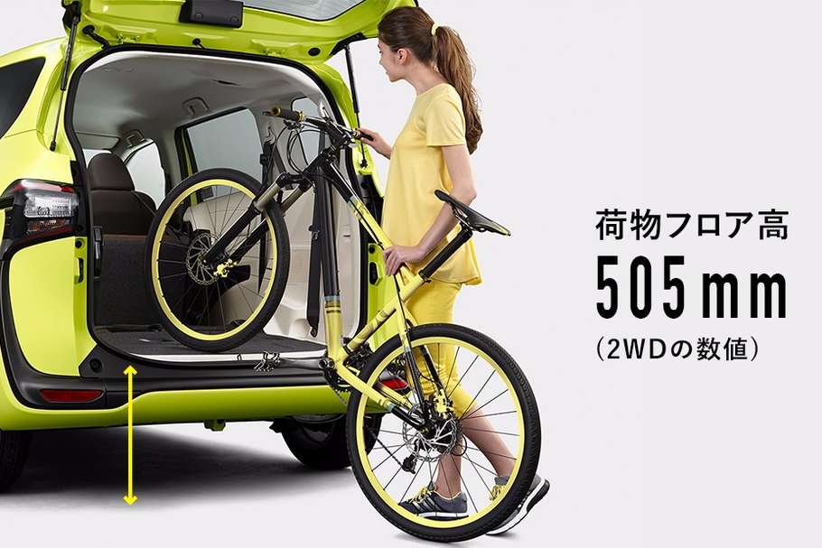 ちょうどいい高さの荷室フロア高