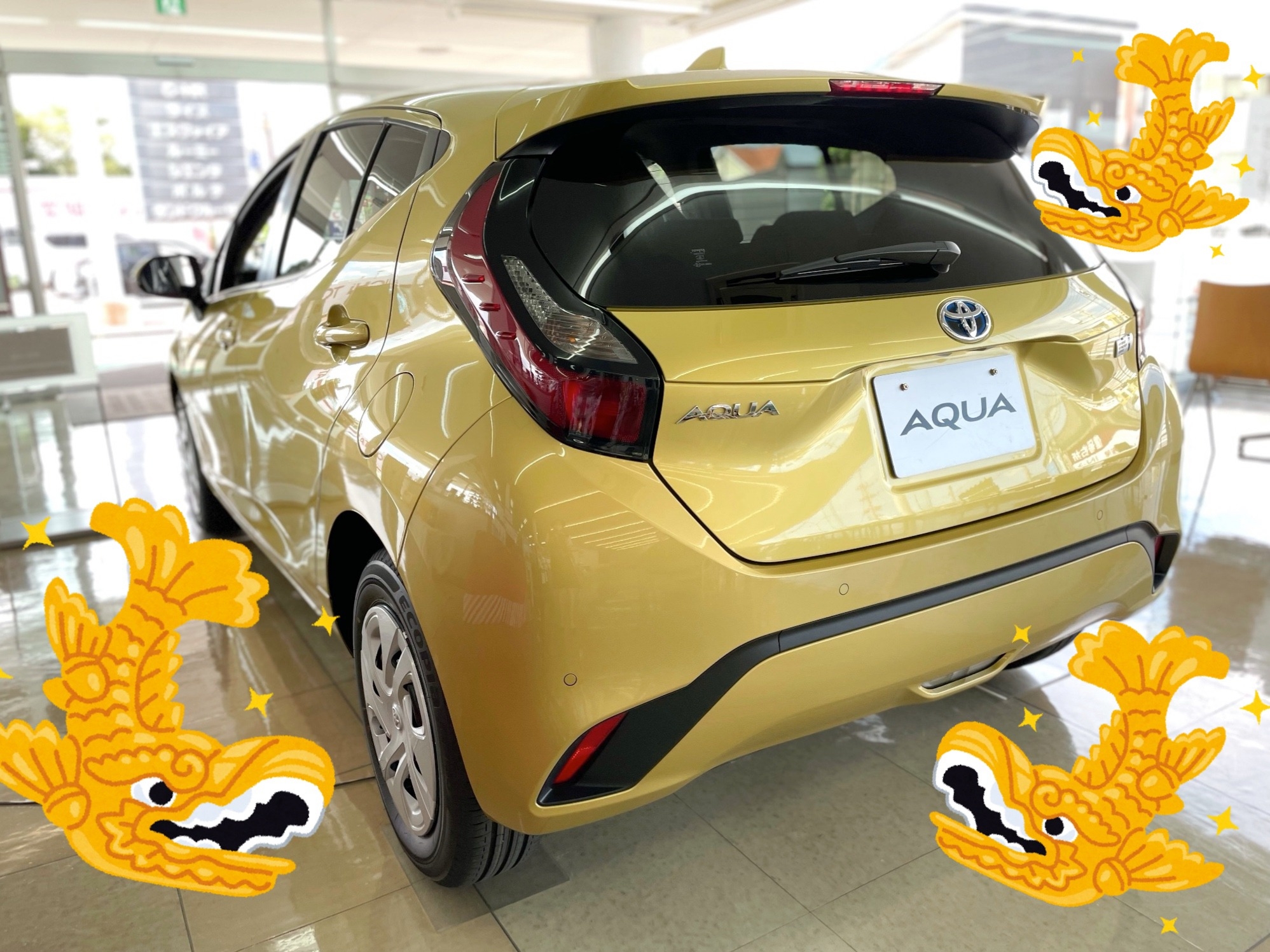 黄金に輝く 新型アクア がショウルーム内に