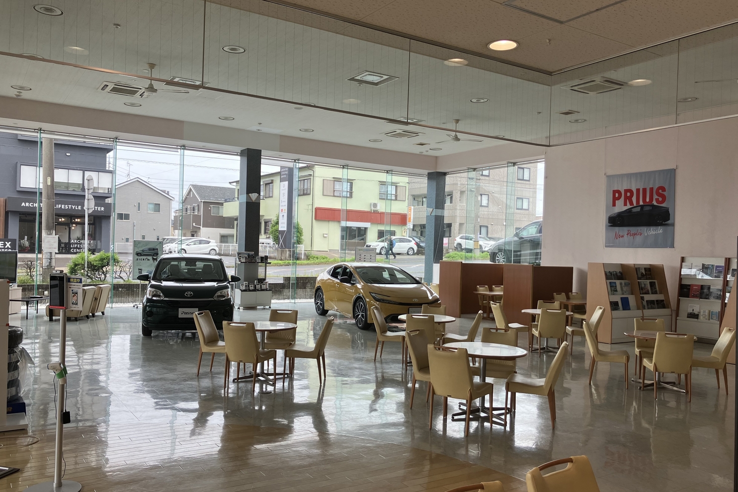 刈谷逢妻店内観1