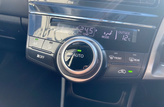 愛知トヨタ小牧村中店中古車】プリウスαの魅力②【エアコン操作パネル】