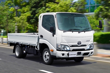 写真はシングルキャブ・2WD・フルジャストロー・木製デッキ・1.6トン積・3.0Lディーゼル車