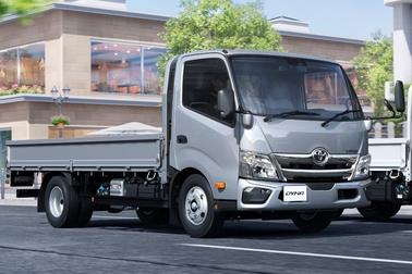 左）ワイドキャブ・2WD・ロングデッキ・フルジャストロー・2.0トン積