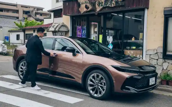 きよめ餅総本家に停車するクラウンの画像